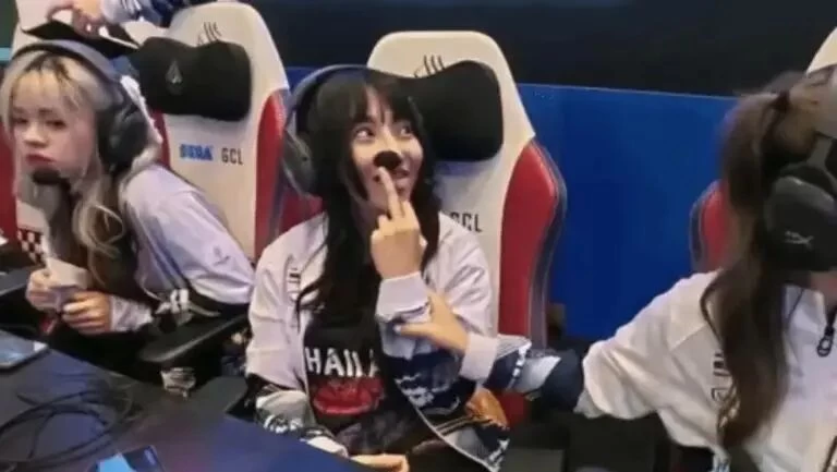 王者荣耀选手使用作弊软件，被发现后对着镜头竖中指，被紧急换下(pic3)