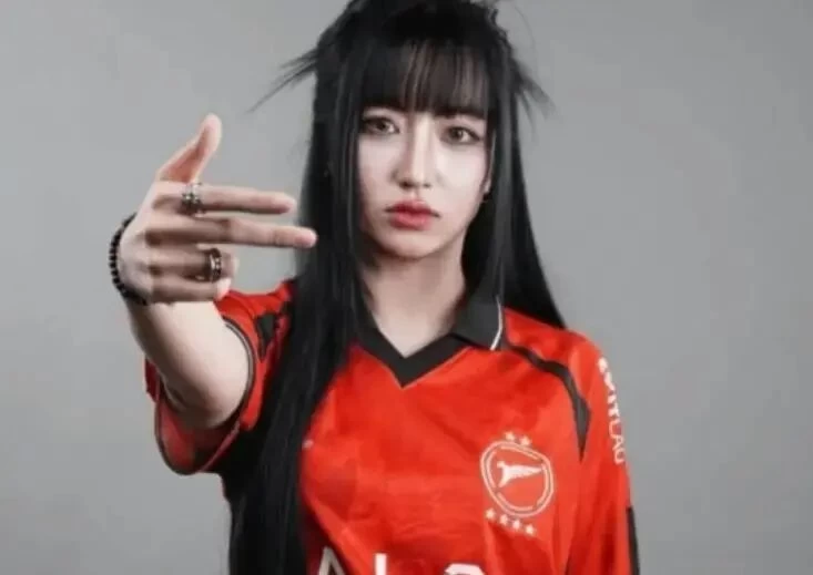 王者荣耀选手使用作弊软件，被发现后对着镜头竖中指，被紧急换下(pic2)